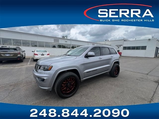 2019 Jeep Grand Cherokee Altitude in Billet Silver Met — front three-quarter view